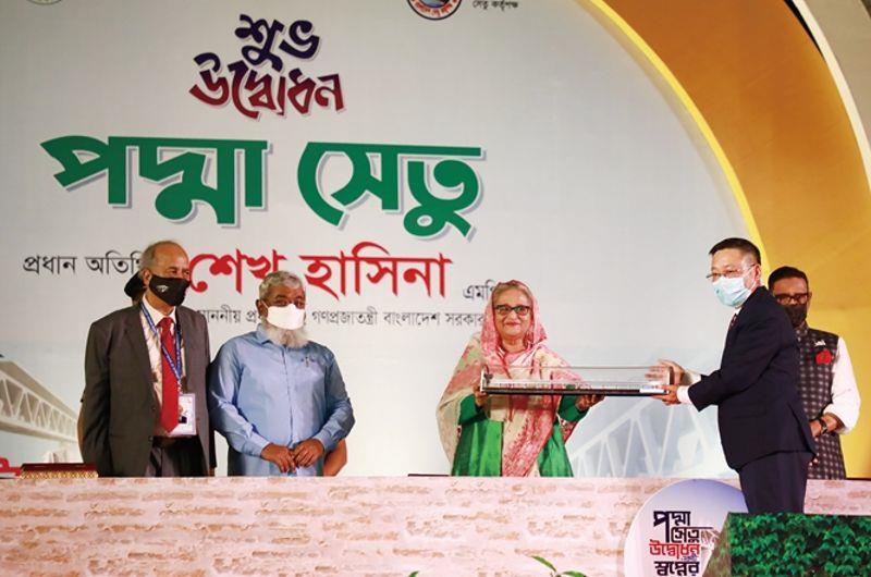 星空体育大桥局帕德玛大桥项目经理刘建华将帕德玛大桥桥模赠给哈西娜（丁傲岸摄）