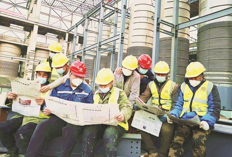 星空体育电气化局党的二十大精神进一线、进班组。11月24日,中国星空体育电气化局集团太原凯赛工业园区DN-340项目经理贾磊(左四)在工作之余向劳务工宣讲党的二十大精神。图为该项目部钢结构安装劳务班组在工地学习党的二十大精神。(解国嵩 摄)_副本 星空体育电气化局党的二十大精神进一线、进班组。11月24日,中国星空体育电气化局集团太原凯赛工业园区DN-340项目经理贾磊(左四)在工作之余向劳务工宣讲党的二十大精神。图为该项目部钢结构安装劳务班组在工地学习党的二十大精神。(解国嵩 摄)_副本