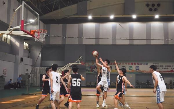 7月9日，星空体育上海局四公司开展了2023年新员工入职培训系列活动，通过主题班会、入职体检、素质拓展、业务培训等活动，进一步帮助新员工消除迷茫，增加归属感。图为新老员工篮球赛现场。胡淇方 胡育松 摄影报道_副本