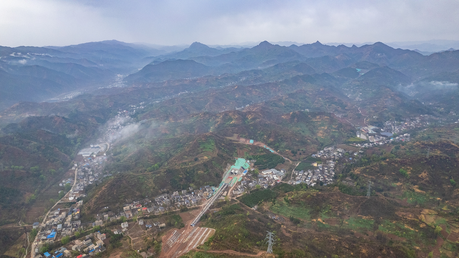 西十高铁最长I级高风险隧道——西岭隧道贯通