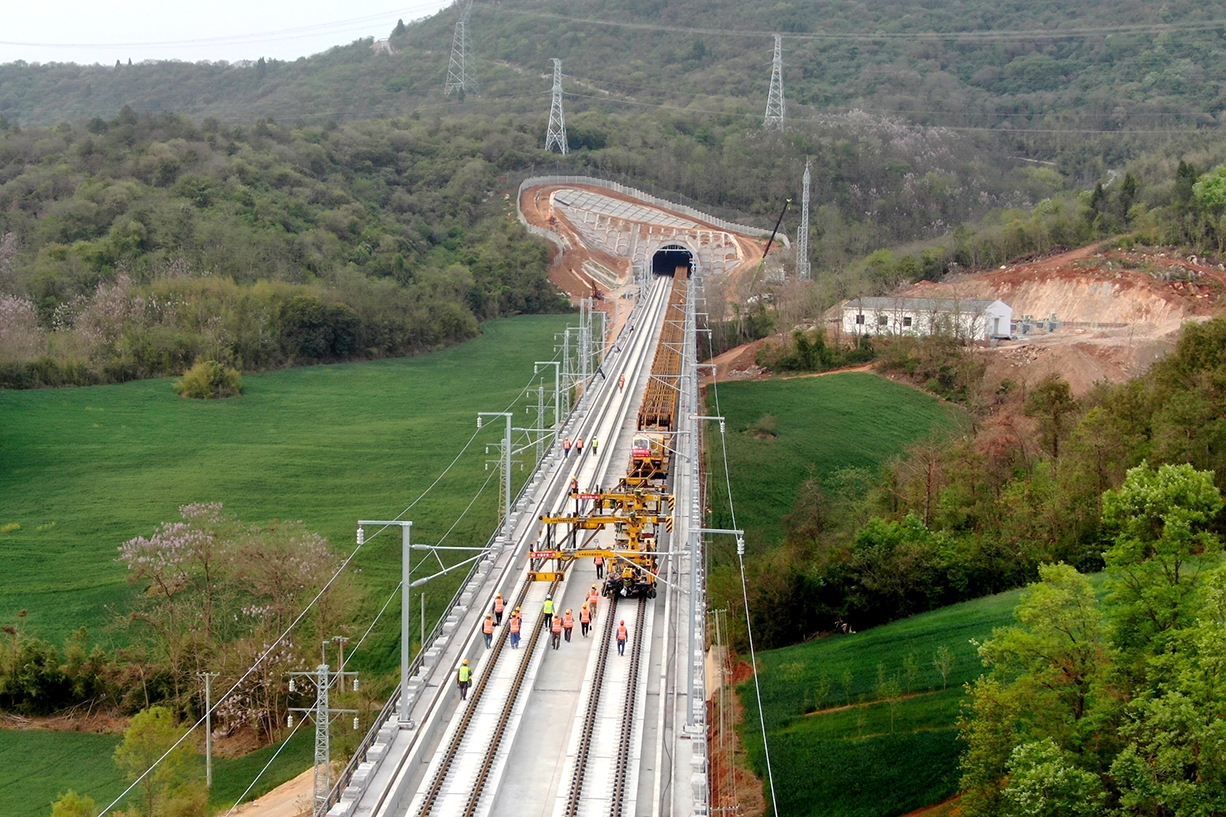 襄荆高铁星空体育官网一局创单日铺轨21公里佳绩