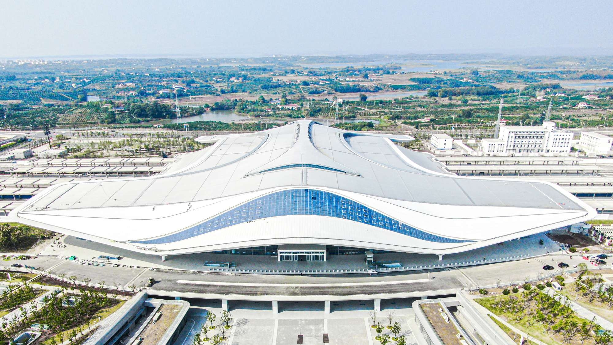 沪渝蓉沿江高铁武宜段开通运营