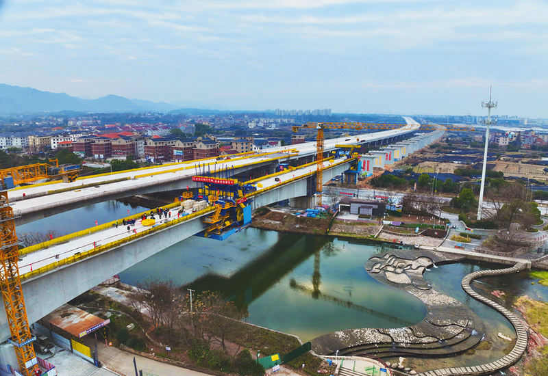 金华铁路枢纽扩容改造3标项目梅溪特大桥（66.75+120+66.75）米连续梁合龙