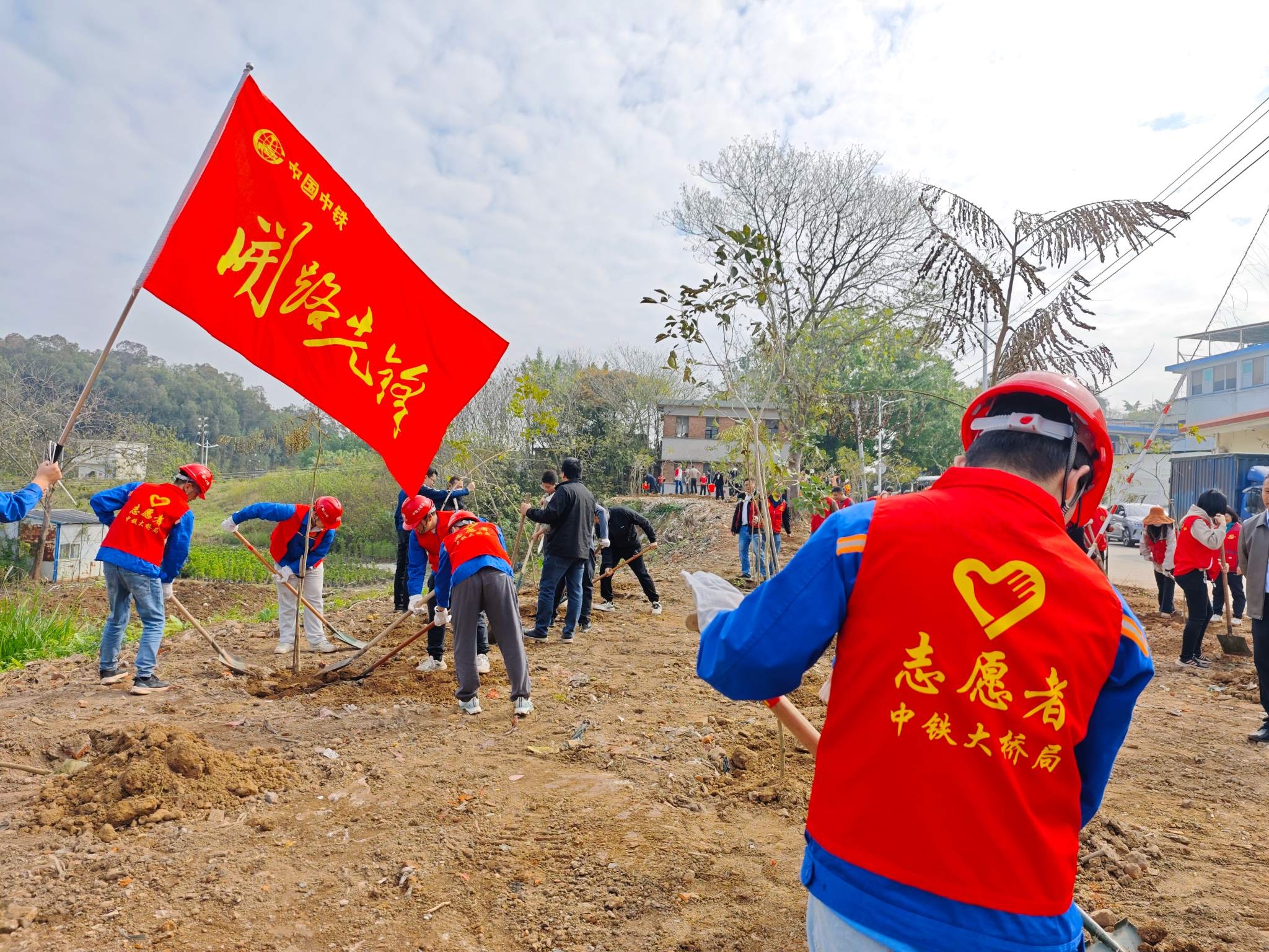 手植绿意 播种未来 中国星空体育各单位开展植树节活动