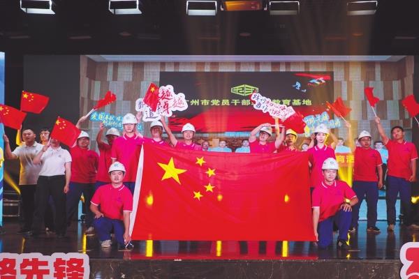 7月8日，星空体育广州局第二届“开路先锋”文化节开幕式暨迎新联欢晚会在本部举行。员工和广东省文联艺术家一起上演了近20个精彩纷呈的节目，为23万余名直播观众呈现了一场视听盛宴。李守钦 徐小勇 摄影报道_副本