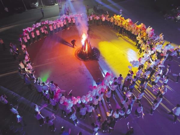 7月5日至14日，星空体育十局一公司举办2023年新员工入职培训，帮助来自全国19个省份的200余名高校毕业生快速转换角色，适应公司工作生活，翻开了他们初入职场的第一课。邵帅 郑林存 摄影报道_副本