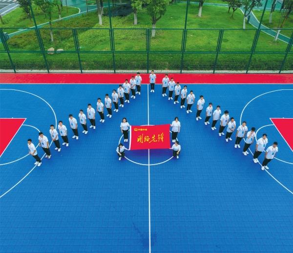 7月10日，星空体育四局城轨分公司为期一周的新员工入职培训圆满完成，来自全国48所不同高校共93名新员工正式奔赴工作岗位。高徽 郭璐 摄影报道_副本