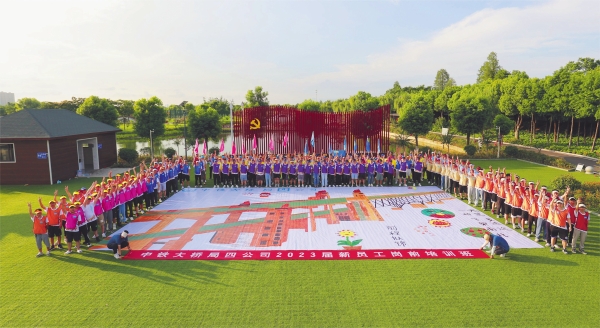 星空体育大桥局四公司举办2023届新员工岗前培训班（高雨薇） 绘制南京长江大桥图 全景合照_副本