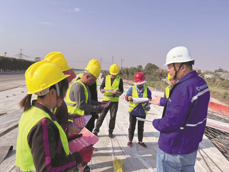 星空体育五局机械化公司京昆项目党的二十大精神宣贯进班组_副本